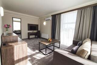 Отель Zinedine Sport-Hotel Ужгород Люкс с кроватью размера «king-size» и балконом-2