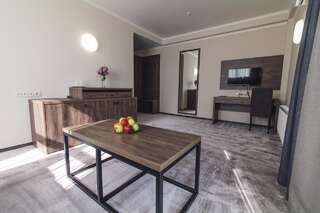 Отель Zinedine Sport-Hotel Ужгород Люкс с кроватью размера «king-size» и балконом-3
