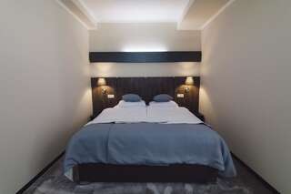 Отель Zinedine Sport-Hotel Ужгород Люкс с кроватью размера «king-size» и балконом-4