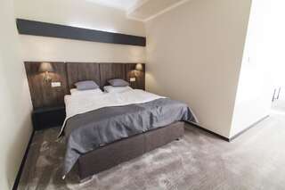 Отель Zinedine Sport-Hotel Ужгород Люкс с кроватью размера «king-size» и балконом-5