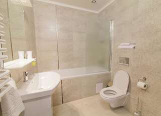 Отель Zinedine Sport-Hotel Ужгород Люкс с кроватью размера «king-size» и балконом-6