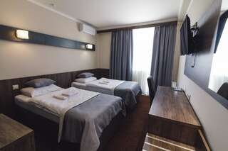 Отель Zinedine Sport-Hotel Ужгород Большой двухместный номер с 1 кроватью или 2 отдельными кроватями-1