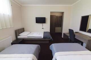 Отель Zinedine Sport-Hotel Ужгород Стандартный трехместный номер-2