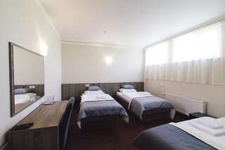 Отель Zinedine Sport-Hotel Ужгород Стандартный трехместный номер-3