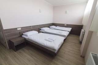 Отель Zinedine Sport-Hotel Ужгород Трехместный номер эконом-класса-1
